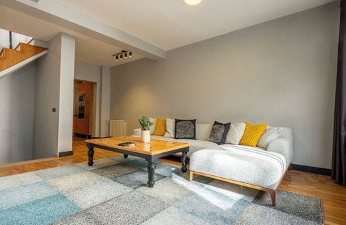 Tophane Apartment | 4-bedroom apartment with private terrace, AC and WiFi