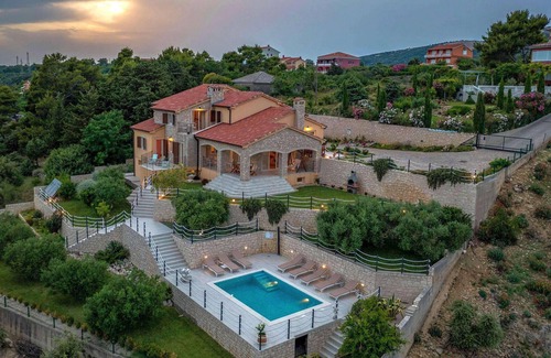 Palit House | 4 bedroom awesome home in Rab