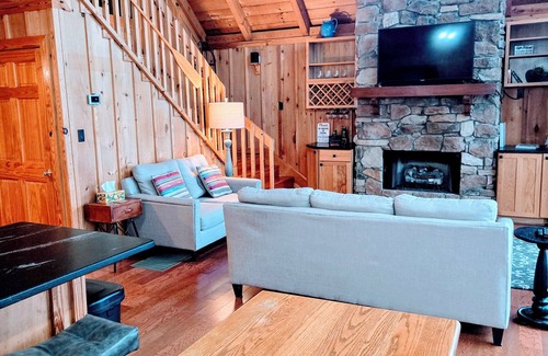 Six Mile Ski Chalet | 4-bedroom Chalet 9.4 Miles from Clemson