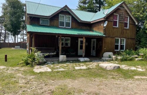 Manitoulin District House | 4 Bedroom Cottage on Manitoulin Island Next to Sand Beaches!