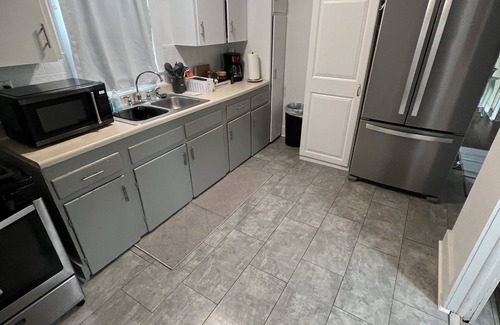 Vine House | 4-Bedroom Cozy Spacious Home in Historic Vine Neighborhood in Downtown Kalamazoo