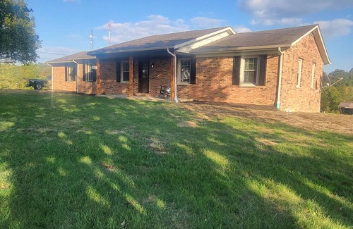 Chaplin House | 4-bedroom farm house in charming Lawrenceburg with a pool and hot tub.