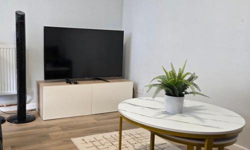 Warwick Apartment | 4 Bedroom Flat - Sleeps 5 - Free Parking & Wifi - Warwickshire