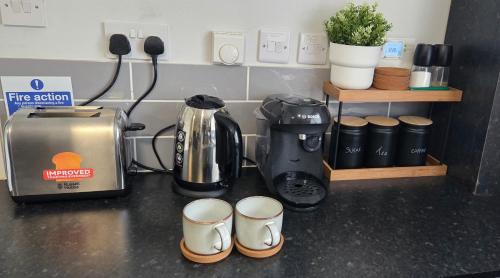 Warwick Apartment | 4 Bedroom Flat - Sleeps 5 - Free Parking & Wifi - Warwickshire