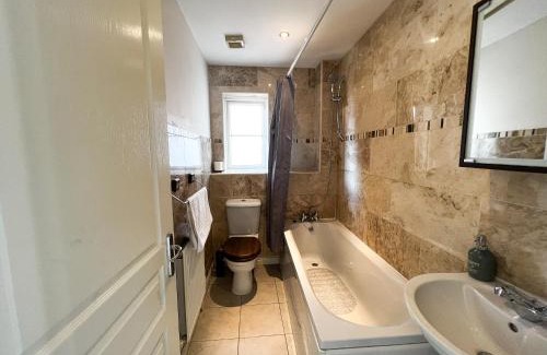 Ipswich House | 4 Bedroom house for Contractors,family,free parking,study,internet in ipswich