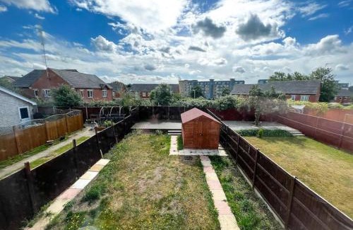 Ipswich House | 4 Bedroom house for Contractors,family,free parking,study,internet in ipswich