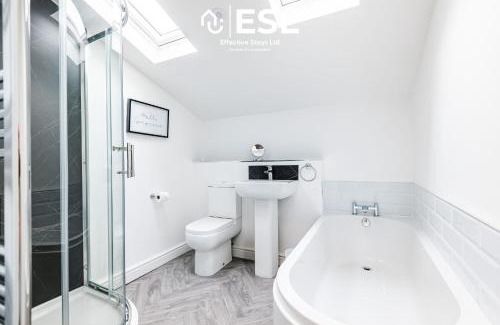 Crewe House | 4 Bedroom House - Great for Group Stays