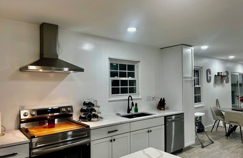 Bethel House | 4-bedroom house in Bethel with WiFi, AC. On 6 acres Next door to a winery!