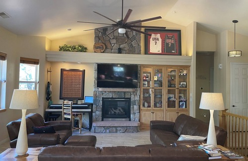 Flagstaff House | 4-bedroom house in Flagstaff with AC, WiFi, on the 12th green of Aspen Valley