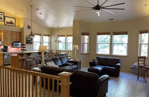 Flagstaff House | 4-bedroom house in Flagstaff with AC, WiFi, on the 12th green of Aspen Valley