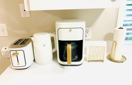 Kirkland House | 4-bedroom house in lovely Kirkland2 with AC, fully fenced