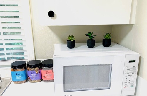 Kirkland House | 4-bedroom house in lovely Kirkland2 with AC, fully fenced