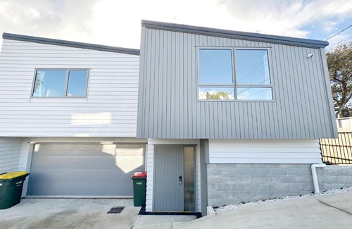 Murrays Bay House | 4-Bedroom House in the NorthShore of Auckland, Walk to the beach