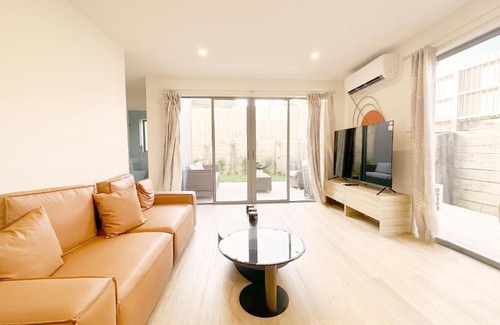 Murrays Bay House | 4-Bedroom House in the NorthShore of Auckland, Walk to the beach