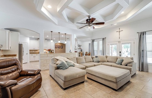 San Antonio House | 4-bedroom house in San Antonio, close to Sea World and Lackland AFB with pool!