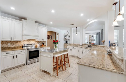 San Antonio House | 4-bedroom house in San Antonio, close to Sea World and Lackland AFB with pool!