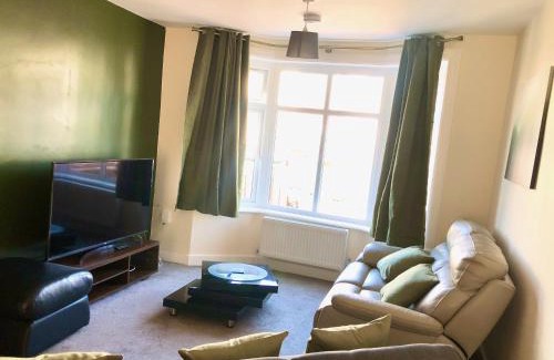 Southampton House | 4 Bedroom House Near Hospital And Motorway