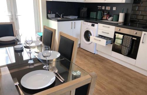 Southampton House | 4 Bedroom House Near Hospital And Motorway