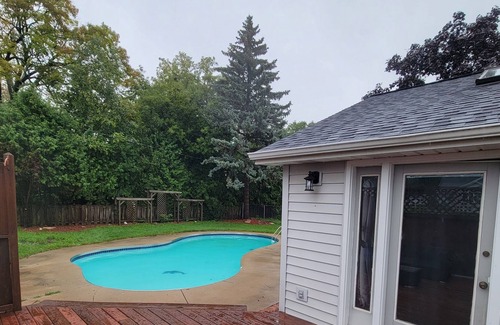 Ashwaubenon House | 4 bedroom house next door to Lambeau Field w/hot tub