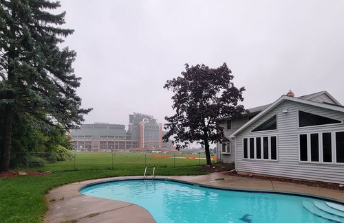 Ashwaubenon House | 4 bedroom house next door to Lambeau Field w/hot tub