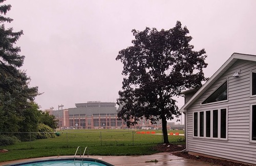 Ashwaubenon House | 4 bedroom house next door to Lambeau Field w/hot tub