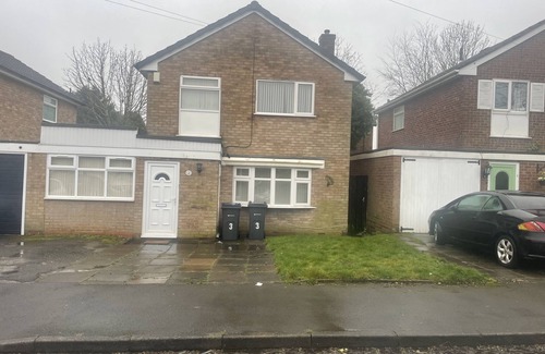 Stonnall House | 4 Bedroom House - Sleeps 6 - Garden, Bbq, Parking