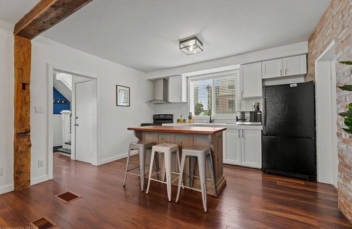 Kitchener House | 4 Bedroom Luxury House, Free Parking, LRT, Kitchener Downtown, near Chicopee SKI