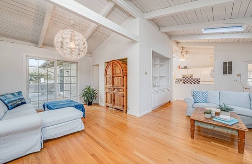 Culloden Shores House | 4-bedroom Montauk Beach vacation home steps to private beach Dogs/kids welcome!