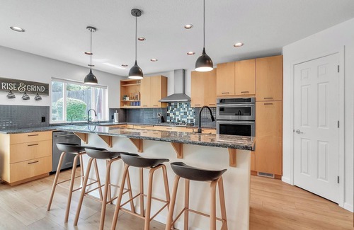 Beaverton House | 4 Bedroom Serene Escape for the Family with Dedicated Office and Loft Office