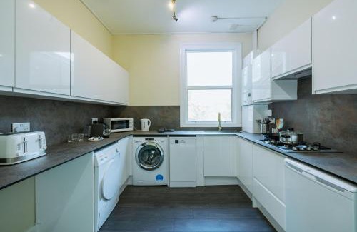Shepherd's Bush Apartment | 4 bedroom Stunning Flat Near Westfield & Trains