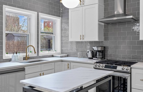 Lawrenceville House | 4-bedroom townhome in charming Pittsburgh with WiFi, AC, fully equiped kitchen