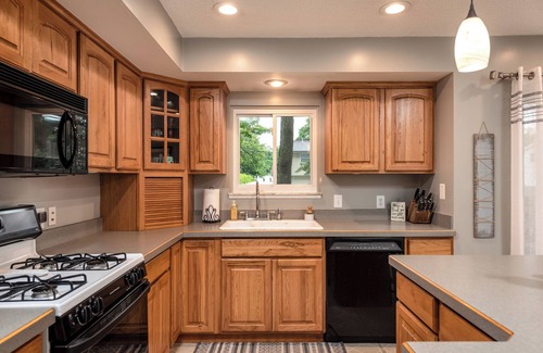 Midland House | 4-bedroom tri-level house in enchanting Midland with WiFi, AC. Pet friendly.
