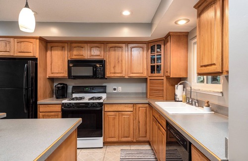 Midland House | 4-bedroom tri-level house in enchanting Midland with WiFi, AC. Pet friendly.