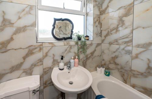 Greenwich House | 4 bedrooms,2 bathrooms house with free parking