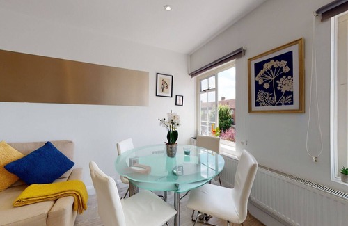 Garden Suburb Apartment | 4-Bedrooms Duplex Family Apartment near Hampstead Heath Park