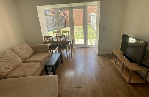 Coventry House | 4 bedrooms house in the heart of Coventry