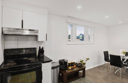 Northwest Calgary House | 4 Beds |2 Baths |King Beds|Close to U of C & Nose Hill Park