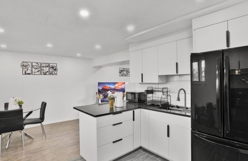 Northwest Calgary House | 4 Beds |2 Baths |King Beds|Close to U of C & Nose Hill Park