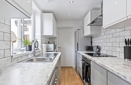 Newcastle-Under-Lyme House | 4 Beds|2 Bath|Town Centre|75Mbps