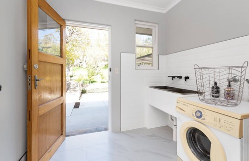 Narrabundah House | 4 Beds, Netflix and a Family Sized yard - Location, Location