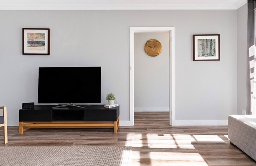 Narrabundah House | 4 Beds, Netflix and a Family Sized yard - Location, Location