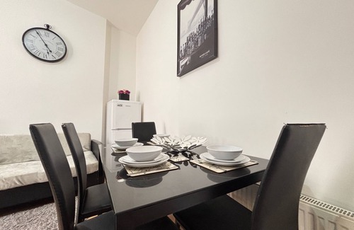 Leicester City Centre Apartment | 4 Beds-Sleeps 8-Central-Office Space