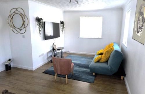 West Thurrock Apartment | 4 beds spacious Apartment, with Parking & WIFI, CHAFFORD HUNDRED, near station & shopping, long stays!