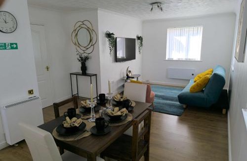 West Thurrock Apartment | 4 beds spacious Apartment, with Parking & WIFI, CHAFFORD HUNDRED, near station & shopping, long stays!
