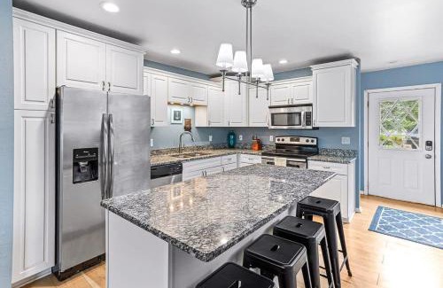 East Lansing House | 4 BR 2 BA Peaceful Getaway Year Round on Park Lake