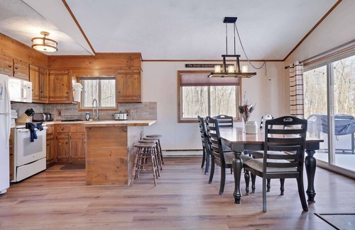 Tobyhanna House | 4 Br Cozy Cabin Sleeps 8 Pool Table Arcade Beach
