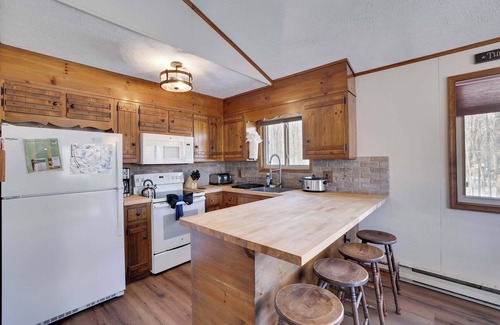 Tobyhanna House | 4 Br Cozy Cabin Sleeps 8 Pool Table Arcade Beach