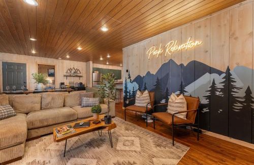 Wolf Laurel House | 4 Br Min to Hatley Pointe Sauna Hot Tub Games Wifi