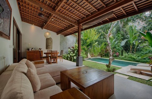 Kedewatan Villa | 4 BR Royal Private Villa Nice view of the Square