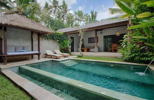 Kedewatan Villa | 4 BR Royal Private Villa Nice view of the Square